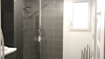 Een douche, een haardroger, handdoeken