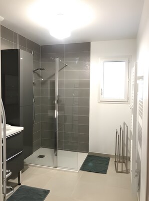 Een douche, een haardroger, handdoeken