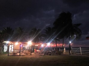 Outdoor dining - HOSTAL RUDYS BEACH (Puerto Cortés)
