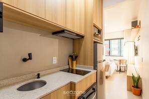 Departamento | Cocina privada | Refrigerador con congelador, lavavajillas, licuadora y molino para café 