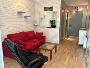 Living area - Large studio 40 square metres garden secure condominium parking (Saint-Cyr-sur-Mer)