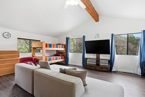 5 Schlafzimmer, Schreibtisch, WLAN, Bettwäsche