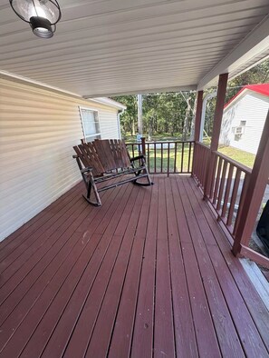 Terrace/patio - Farm stay on 30 acres in Paducah, Kentucky (Paducah)