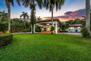 Exterior - Luxury Sultan Villa  (North Miami Beach)