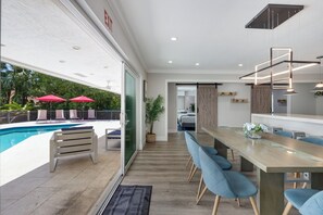 Comfort Room | Dining room - Sultan Villa - Tennis • CT Pool • BBQ (North Miami Beach)