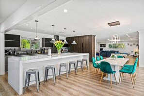 Comfort Room | Private kitchen - Luxury Sultan Villa  (North Miami Beach)