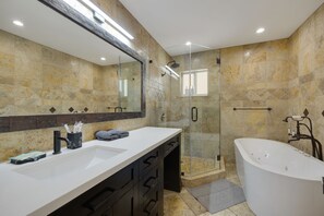 Comfort Room | Bathroom | Free toiletries, soap, shampoo, toilet paper - Sultan Villa - Tennis • CT Pool • BBQ (North Miami Beach)