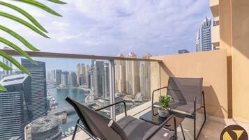 Luksusstudio, balkong, utsikt mot marina | Balkong