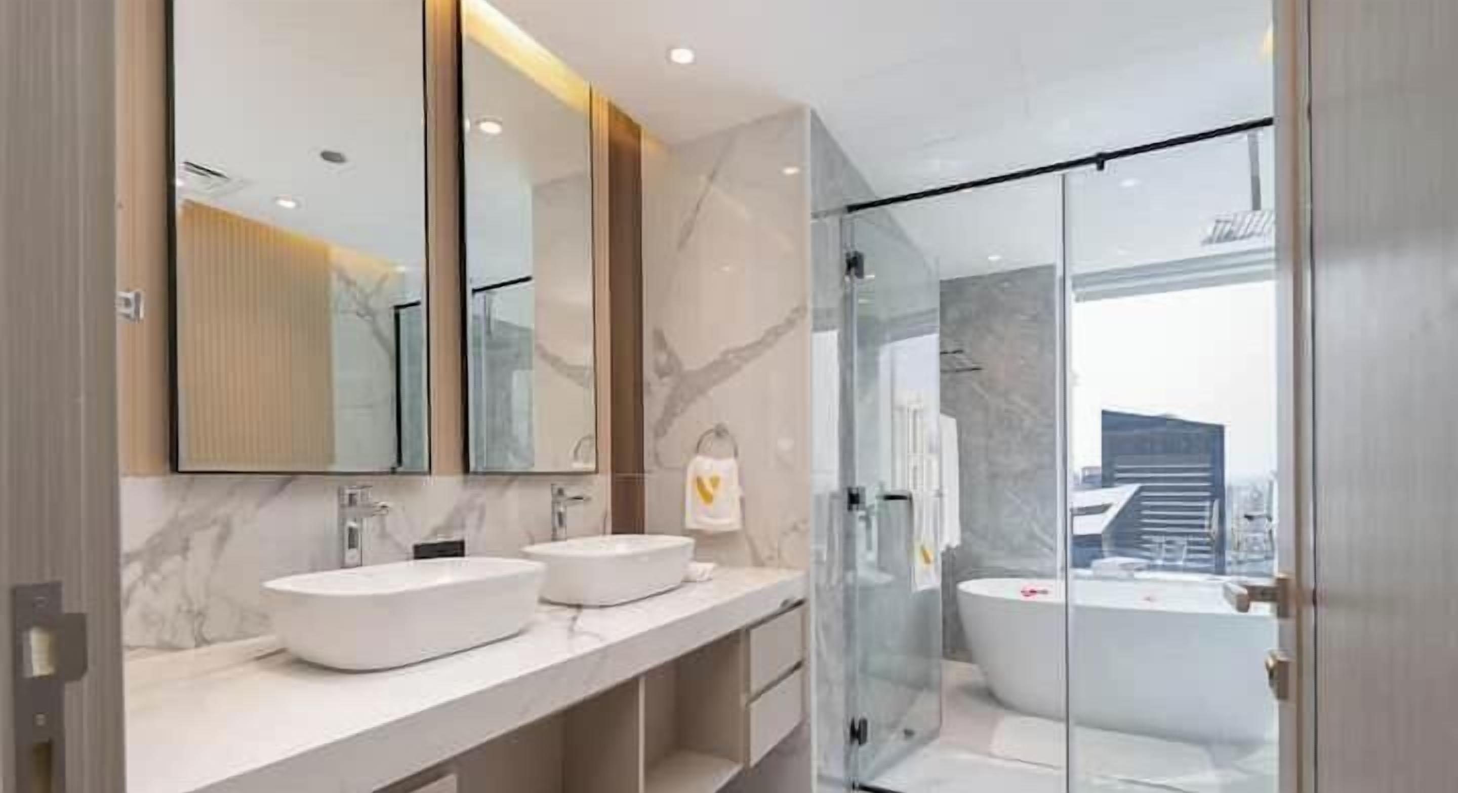 Monolocale Luxury, balcone, vista porticciolo | Bagno | Vasca, articoli per l'igiene personale ecosostenibili, asciugacapelli