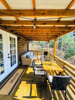 Outdoor dining - Cozy Cabin Near Lake Burton Clayton - Dog Friendly! (Clarkesville)