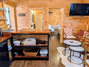 2 bedrooms, free WiFi, bed sheets - Cozy Cabin Near Lake Burton Clayton - Dog Friendly! (Clarkesville)