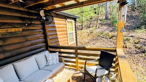 A log cabin with a sofa, a small table, and a chair. - Cozy Cabin Near Lake Burton Clayton - Dog Friendly! (Clarkesville)