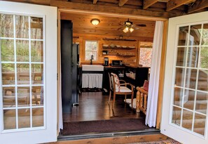 Fridge, microwave, oven, stovetop - Cozy Cabin Near Lake Burton Clayton - Dog Friendly! (Clarkesville)