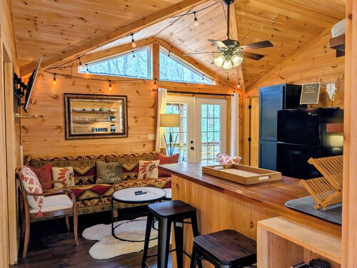 Cozy Cabin Near Lake Burton Clayton - Dog Friendly!