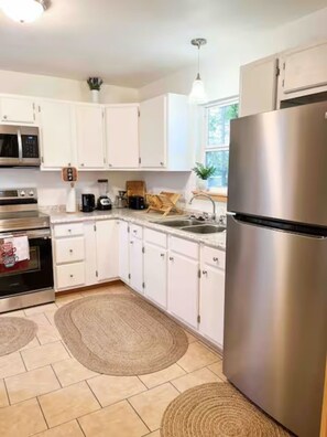 Oven, stovetop, dishwasher, coffee/tea maker - Big Bass Bungalow - Quitman TX (Quitman)