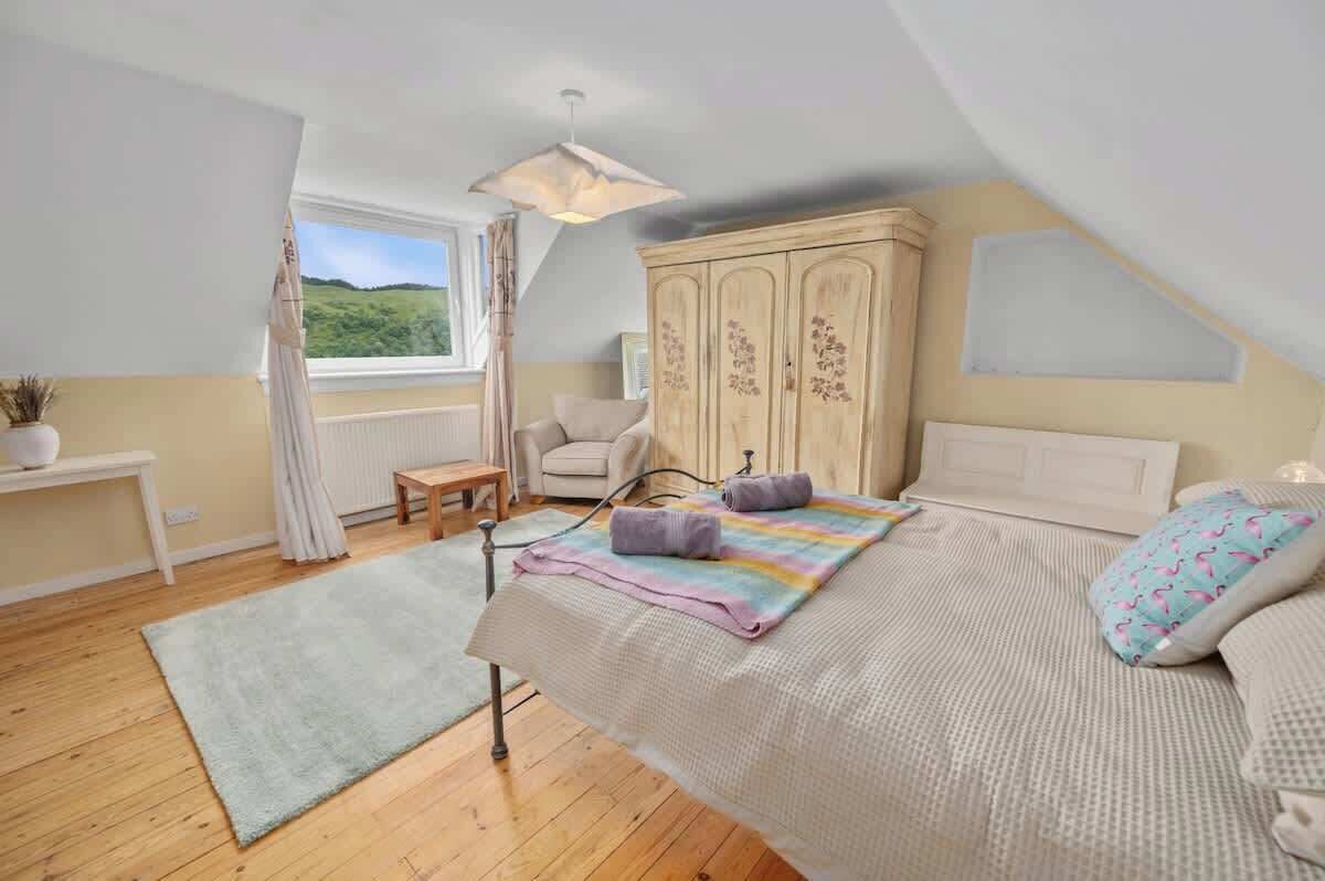 5 bedrooms, iron/ironing board, WiFi