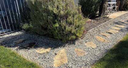 Cozy 1-bedroom Guest house in Santa Clarita close to Six Flags and Old Town