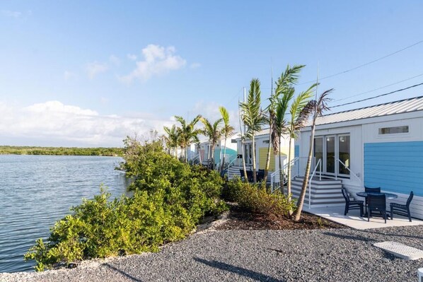 إطلالة على البحيرة