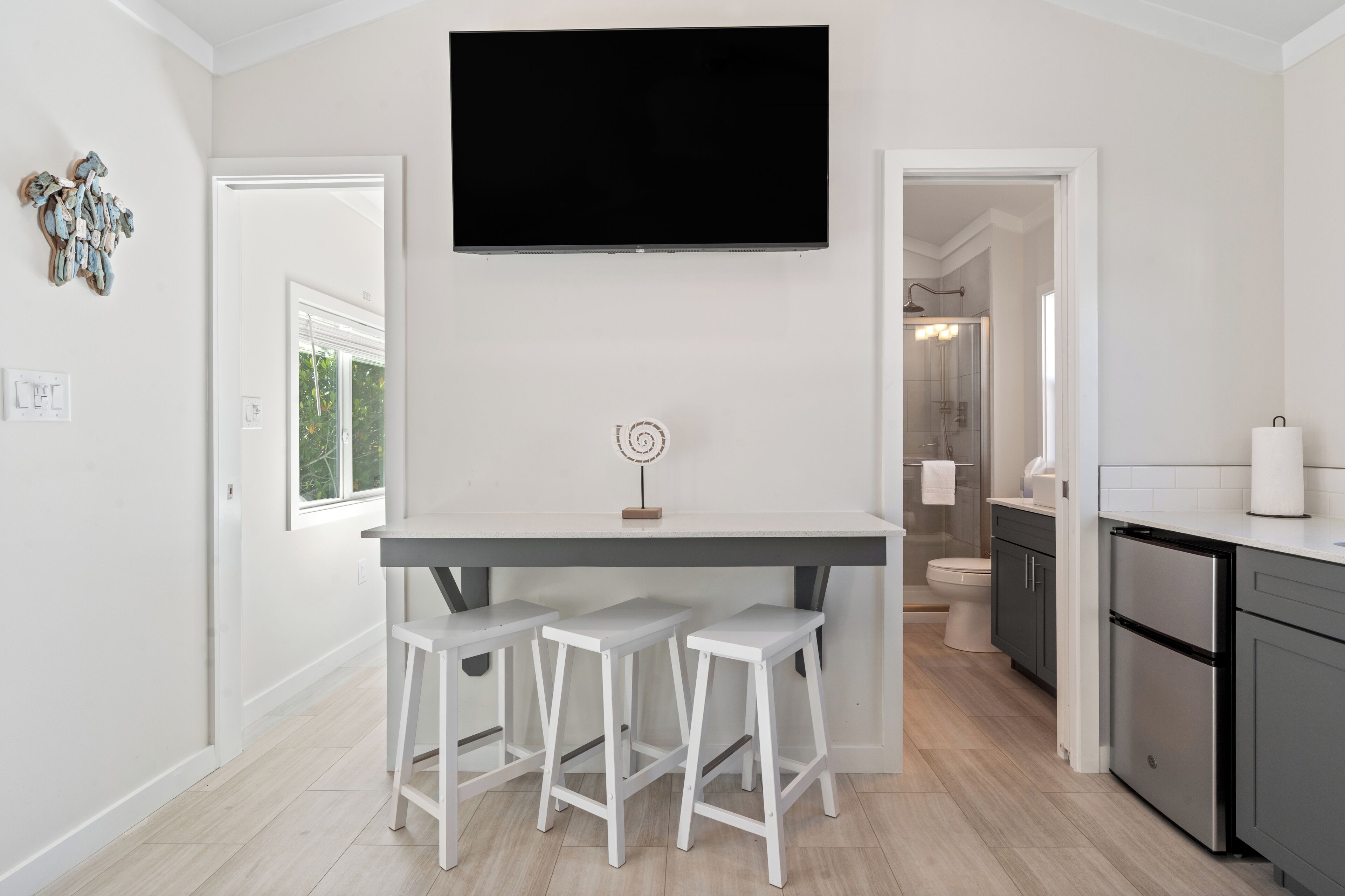 Cottage | Living area | 42-inch Smart TV with digital channels