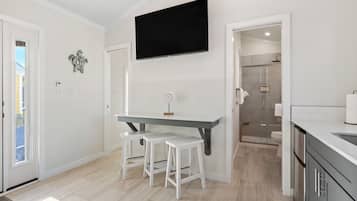 Småhus | Oppholdsområde | En 42-tommers smart-TV med digitale kanaler