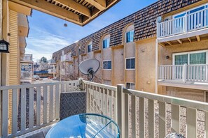 Property grounds - 2-Bedroom Apartment In Denver/ Tech Center With Desk & Balcony (Denver)