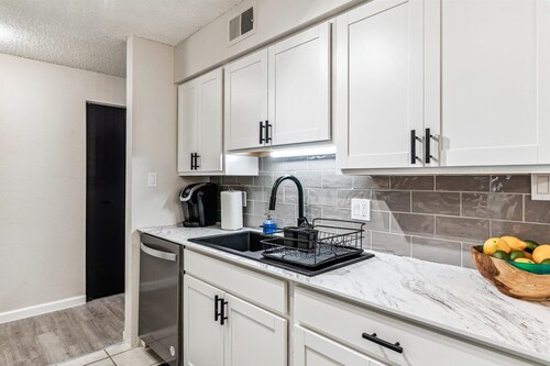 2-Bedroom Apartment In Denver/ Tech Center With Desk & Balcony