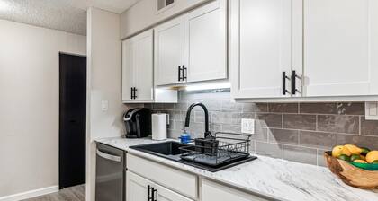 2-Bedroom Apartment In Denver/ Tech Center With Desk & Balcony