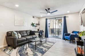 Living area - 2-Bedroom Apartment In Denver/ Tech Center With Desk & Balcony (Denver)