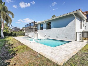 Ein Wohnhaus mit Swimmingpool, überdachter Terrasse und Blick auf die Umgebung.