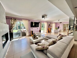Ein modernes Wohnzimmer mit einer Couch, einem Couchtisch und einem Kamin.