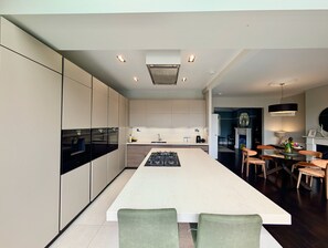 Fridge, microwave, oven, stovetop - Bright Ensuite Room in Shared Wandsworth Flat (London)