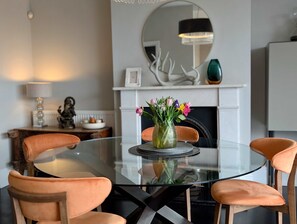 Dining - Bright Ensuite Room in Shared Wandsworth Flat (London)