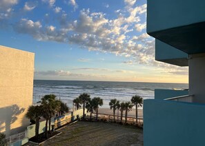 Beach - NEW Wonderful Ocean View Studio in Daytona Beach! (Daytona Beach)