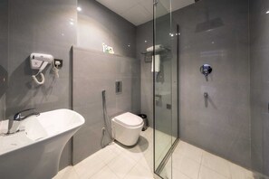 Comfort Apartment, City View | Bathroom | Free toiletries, slippers, soap, shampoo - Pearly Hotel (Abha)