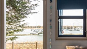 Una habitación con vista a un puerto deportivo por una ventana.