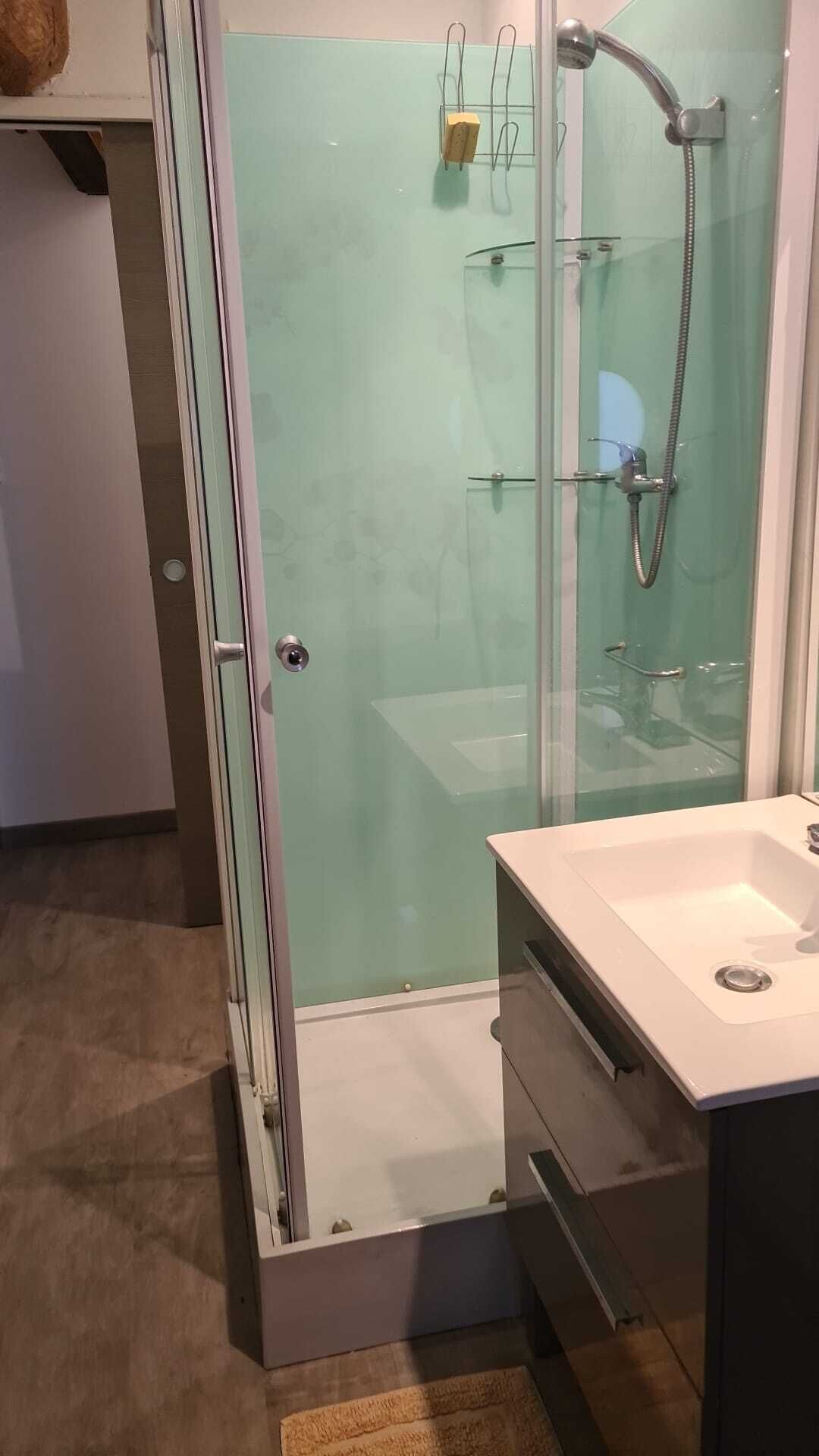 Douche, séchoir à cheveux, serviettes fournies, savon