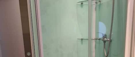 Douche, séchoir à cheveux, serviettes fournies, savon