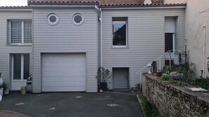 Exterior - Comfortable apartment in private property overlooking flower garden (Lys-Haut-Layon)