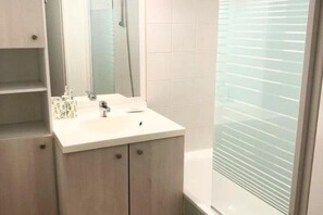 Bathroom - Appt T4 Residence Le Cordouan 3* pool side (Soulac-sur-Mer)