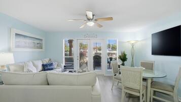 Condo, 1 giường cỡ queen và sofa giường (Grand Caribbean East 107) | Khu phòng khách