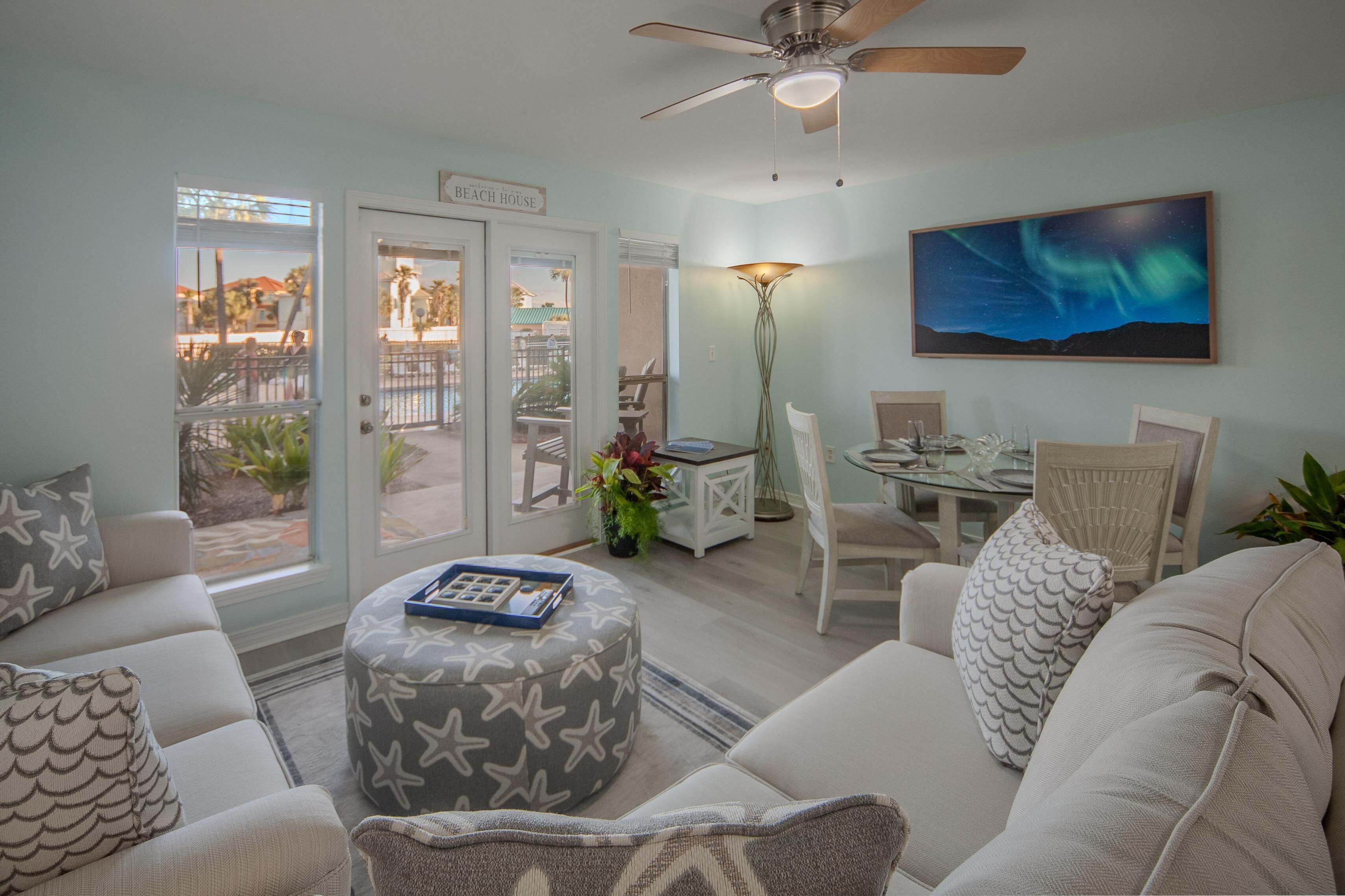 コンドミニアム クイーンベッド 1 台ソファーベッド付き (Grand Caribbean East 107) | リビング エリア