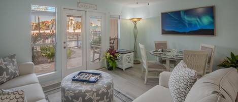 コンドミニアム クイーンベッド 1 台ソファーベッド付き (Grand Caribbean East 107) | リビング エリア