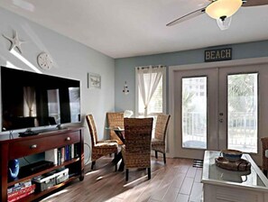 Condo, varias camas (Grand Caribbean West 303) | Área de sala de estar