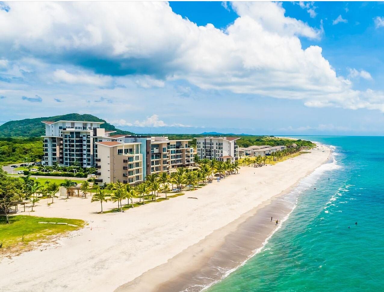 Playa en los alrededores, camastros y toallas de playa 