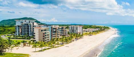 Playa en los alrededores, camastros y toallas de playa
