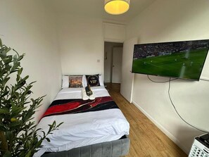 2 bedrooms, iron/ironing board, free WiFi, bed sheets - London-2br-sleeps6-skysports-netflix-disneyplus (London)