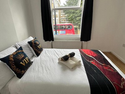 London-2br-sleeps6-skysports-netflix-disneyplus