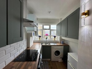 Private kitchen - 2 Bed Flat - Sleeps 5 - Parking - Wifi (Edinburgh)