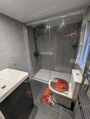 Bathroom - 2 Bed Flat - Sleeps 5 - Parking - Wifi (Edinburgh)