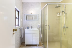 Shower, towels - Holiday Home 'Celestial Melides Country House' with Private Pool, Private Terrace and Wi-Fi (Melides)